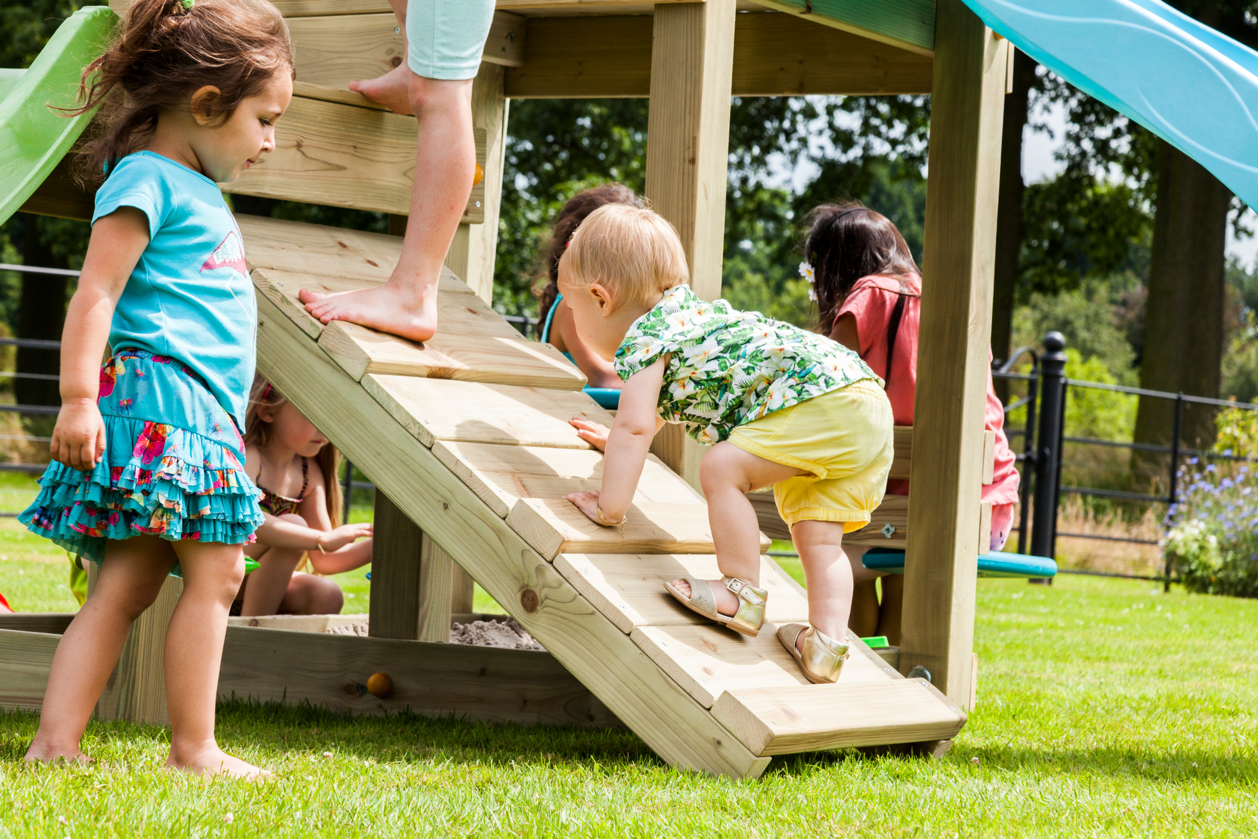 Spielturm CASCADE Wasserrutsche Kletterrampe Kinderspielturm Kletterturm Holz